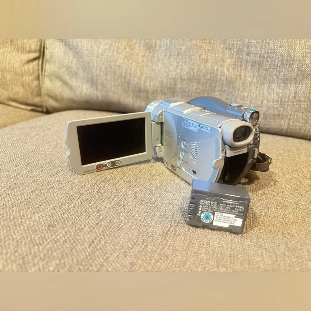 NEW: Sony Handycam Camcorder DCR- DVD505 w/ Carry Case, Battery, Charging Cable